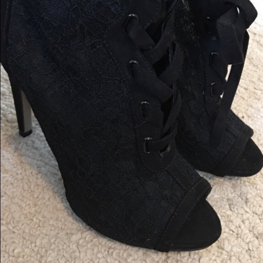Lace Nine West Zip Up booties